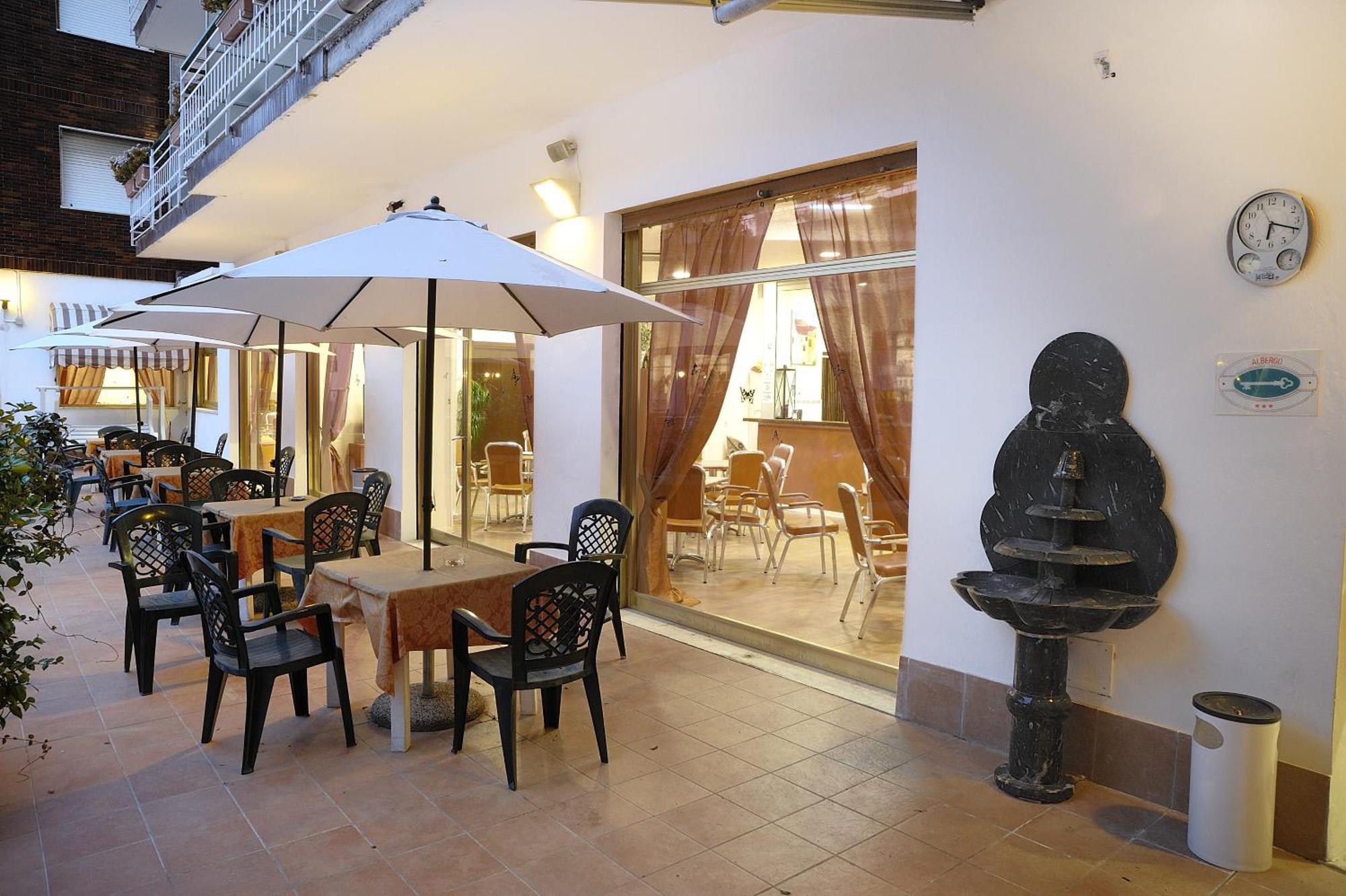 Hotel Arma Ristorante Arma di Taggia Exterior foto